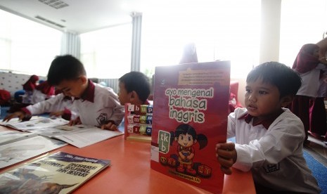 Siswa di Depok melakukan aktivitas baca buku (ilustrasi)