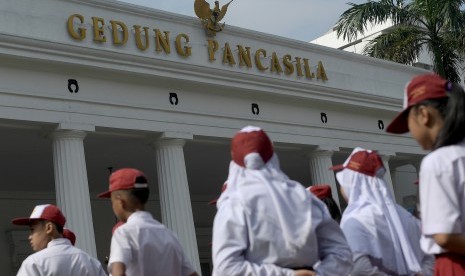 Anak Muda Setuju PMP Diajarkan Sejak PAUD. Foto ilustrasi:   Siswa sekolah dasar mengikuti gladi peringatan Hari Lahir Pancasila di halaman Gedung Pancasila, Kementerian Luar Negeri, Jakarta. (ilustrasi) 