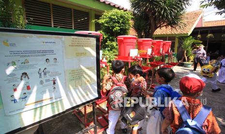 Siswa Sekolah Dasar Negeri Cilandak Barat 07 mengikuti kegiatan cuci tangan salah satu penerapan protokol kesehatan (prokes) di kawasan Cilandak, Jakarta, Kamis (3/2/2022). Presiden Jokowi meminta pelaksanaan pembelajaran tatap muka (PTM) dievaluasi, terutama di 3 provinsi, termasuk DKI Jakarta karena temuan kasus Corona hampir menyentuh angka 100 hingga 25 Januari.