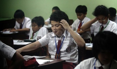  Siswa Sekolah Dasar Negeri Menteng 01, Jakarta, mengerjakan soal Ujian Nasional, Senin (6/5). (Republika/ Yasin Habibi)