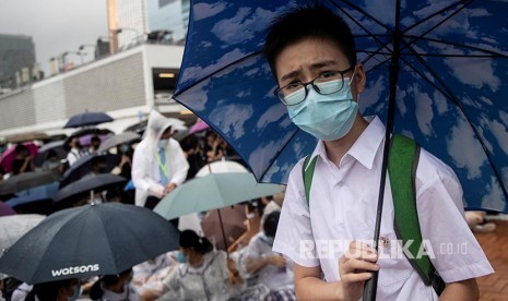 Siswa sekolah di Hong Kong menolak bersekolah dengan berunjukrasa di Hong Kong, China, Senin (2/9).