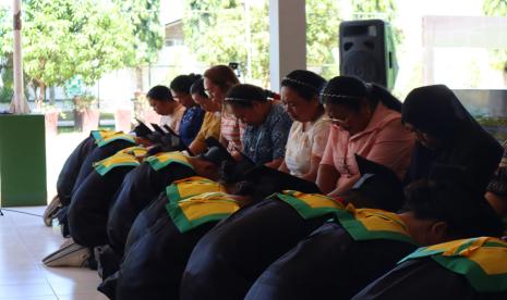 Siswa Sekolah Indonesia Davao sungkem dalam acara wisuda.