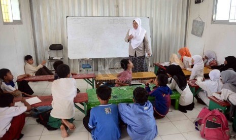  Siswa Sekolah Masjid Terminal (Master) tengah belajar di dalam ruangan kelas yang terbuat dari kontainer di Depok, Jawa Barat, kamis (3/10). (Republika/Agung Supriyanto)