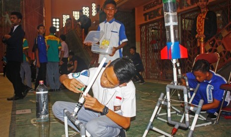 Siswa Sekolah Menengah Atas (SMA) di Lampung sedang merakit peluncur roket air dalam kontes robot di Bandar Lampung, Selasa (29/3).