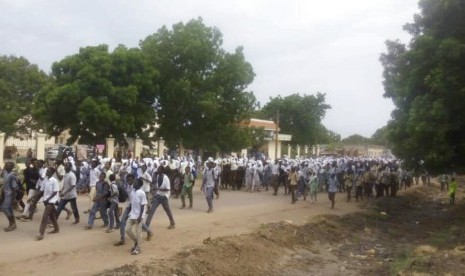 Siswa sekolah menengah melakukan unjuk rasa di al-Damazin, ibu kota provinsi Blue Nile, Sudan, Selasa (30/7). Mereka mengutuk penembakan yang mengakibatkan empat siswa meninggal.