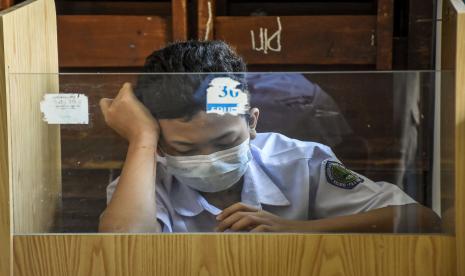 Siswa Sekolah Menengah Pertama (SMP) mengerjakan soal ujian Penilaian Akhir Tahun (PAT) secara tatap muka di SMP Pasundan 1, Jalan Balonggede, Kota Bandung.