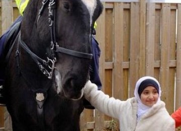 Siswa sekolah Muslim di Kanada latihan berkuda.