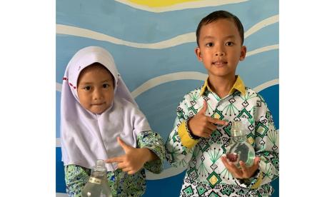 Siswa Shigor Montessori menunjukkan upaya memelihara Ikan Cupang