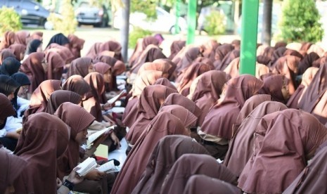  Siswa-Siswa Madrasah Demak sedang menghafalkan Alquran 