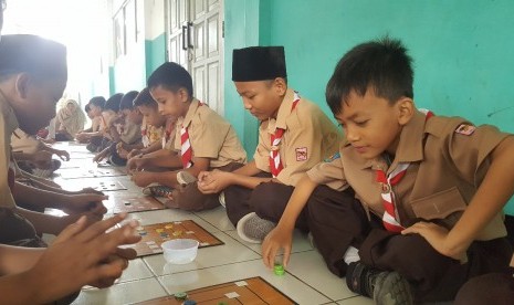 Siswa-siswa MI Al Ikhlas Kota Tangerang menghabiskan akhir pekan dengan kegiatan Fun Math & Science (FMS), Sabtu (13/1).