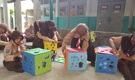 Siswa-siswa MI Al Ikhlas Kota Tangerang menghabiskan akhir pekan dengan kegiatan Fun Math & Science (FMS), Sabtu (13/1).