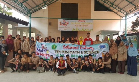 Siswa-siswa MI Al Ikhlas Kota Tangerang menghabiskan akhir pekan dengan kegiatan Fun Math & Science (FMS), Sabtu (13/1).