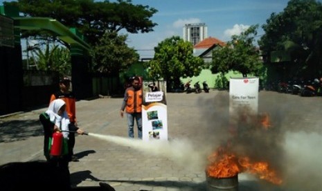 Siswa-siswa MTS N 1 Surabaya belajar memadamkan api dan mencegah kebakaran.