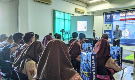 Siswa-siswi jurusan Teknik Komputer dan Jaringan dari SMK Pancasila 2 Kutarjo mengikuti workshop BSI Digination.