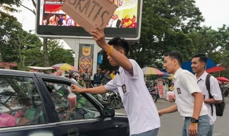 Siswa-siswi kelas XII SMA N 1 Batusangkar merayakan kelulusan dengan bagi-bagi takjil di Kota Batusangkar, Senin (13/5).