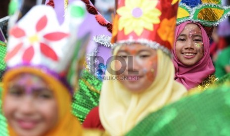 Siswa-siswi mengikuti Fashion Street Carnaval yang diadakan oleh Sekolah Pembangunan Jaya di Bintaro Jaya Exchange, Tangerang Selatan, Sabtu (21/11).Republika/Raisan Al Farisi