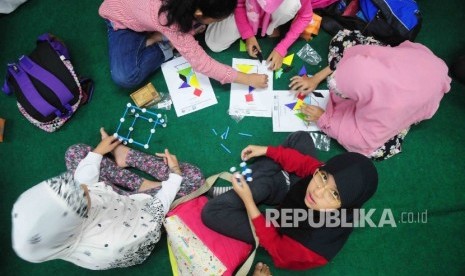 Siswa-siswi mengikuti Republika Fun Science di Kantor Harian Republika, Jakarta, Sabtu (27/8). 