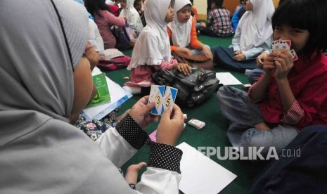 Siswa-siswi mengikuti Republika Fun Science di Kantor Harian Republika, Jakarta, Sabtu (27/8).