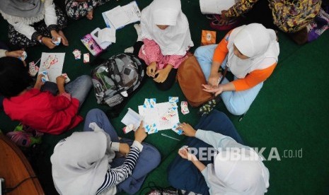 Siswa-siswi mengikuti Republika Fun Science di Kantor Harian Republika, Jakarta, Sabtu (27/8).