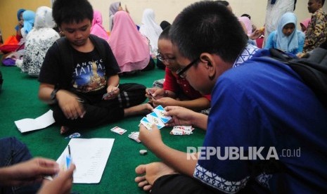 Siswa-siswi mengikuti Republika Fun Science di Kantor Harian Republika, Jakarta, Sabtu (27/8).