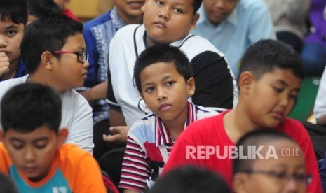 Siswa-siswi mengikuti Republika Fun Science di Kantor Harian Republika, Jakarta, Sabtu (27/8). 