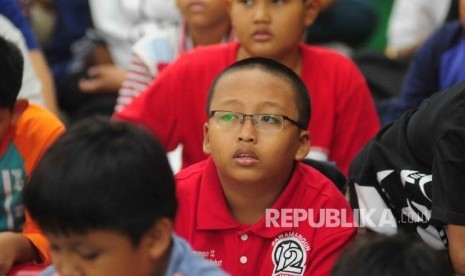 Siswa-siswi mengikuti Republika Fun Science di Kantor Harian Republika, Jakarta, Sabtu (27/8).