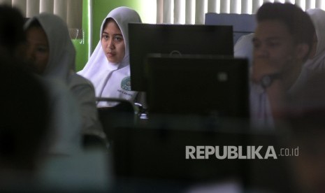  Siswa-siswi mengikuti Ujian Nasional Berbasis Komputer (UNBK) di MAN 4 Jakarta, Selasa (11/4).