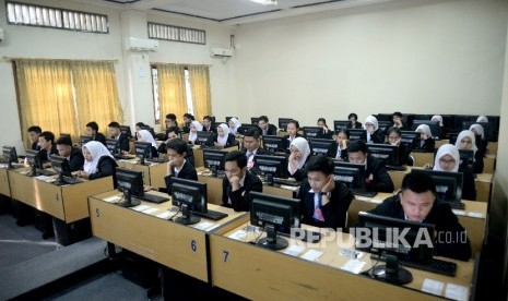 Siswa-siswi mengikuti Ujian Nasional Berbasis Komputer (UNBK) di Sekolah Menengah Kejuruan (SMK) Negeri 32 Jakarta, Senin (3/4)