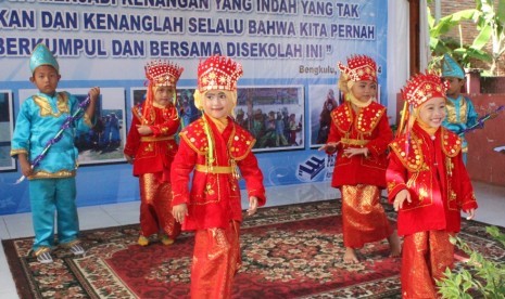 Siswa-siswi PAUD Fatma Kenanga Kota Bengkulu sedang menari.