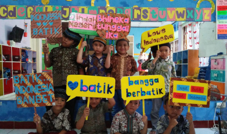 Siswa-siswi PAUD mengenakan batik untuk memperingati Hari Batik Nasional.