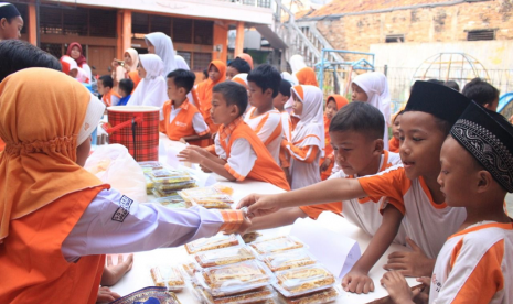 Siswa-siswi SD Juara Jatim Gelar Market Day.