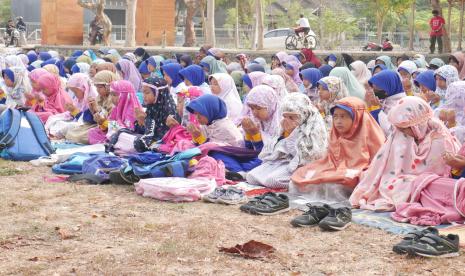 Siswa-siswi SD MBS Prambanan melaksanakan penggalangan dana dan doa bersama di halaman Candi Banyunibo Bokoharjo.