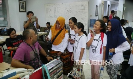 Siswa-siswi SD Pelita Jakarta yang mengikuti kegiatan ekstra kulikuler Jurnalis di sekolahnya nampak berdialog dengan jajaran redaksi Republika saat melakukan kunjungan ke kantor Pusat Republika di Jakarta, Senin (6/10).