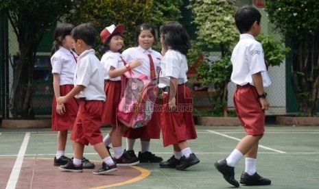 Pemprov DKI bekerja sama dengan Baznas Bazis DKI menebus ijazah. Foto: Siswa-siswi Sekolah Dasar bermain di halaman di sekolahnya. (ilustrasi)