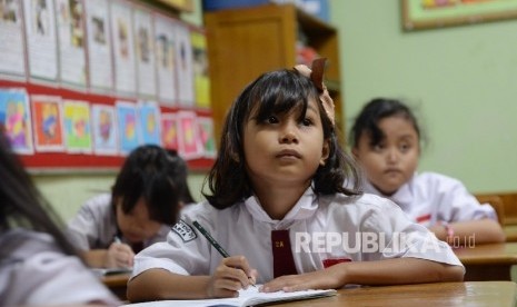 Siswa-siswi Sekolah Dasar mengikuti pelajaran di sekolahnya. (ilustrasi)