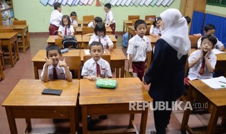 Siswa-siswi sekolah dasar mengikuti pelajaran di sekolahnya. (ilustrasi)