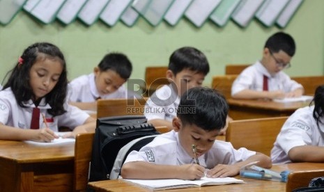 Siswa-siswi Sekolah Dasar mengikuti pelajaran di sekolahnya. (ilustrasi)