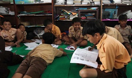 Siswa-siswi melaksanakan kegiatan belajar mengajar di ruang perpustakaan sekolah 