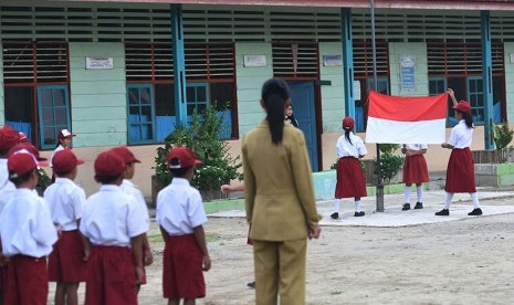 Siswa-siswi sekolah dasar (SD) mengikuti upacara bendera (Ilustrasi)