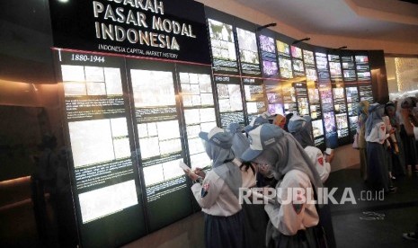 Siswa Sekolah Menengah Kejuruan (SMK) Bisma Margasari Tegal mengikuti pendidikan mengenal bursa saham di Bursa Efek Indonesia (BEI), Jakarta (ilustrasi)