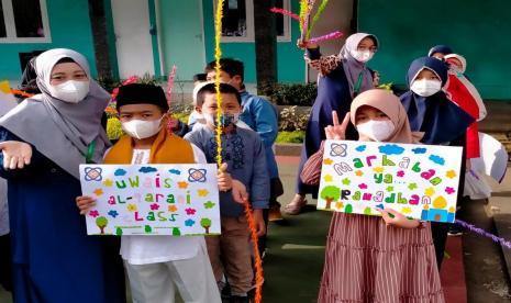 Siswa-siswi Sekolah Prestasi Global (PresGo) Depok melaksanakan pawai keliling dalam rangka Tarhib Ramadhan 1443 H, Jumat (1/4).