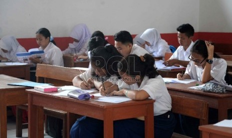 Siswa-siswi SMA 3 Filial Depok mengikuti tes akademik di ruang kelas Sekolah Dasar Karakter Bangsa Plus, Depok, Jabar, Rabu (12/8).