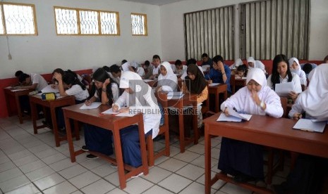 Siswa-siswi SMA 3 Filial Depok mengikuti tes akademik di ruang kelas Sekolah Dasar Karakter Bangsa Plus, Depok, Jabar, Rabu (12/8).