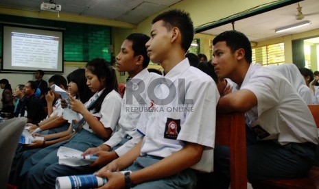 Siswa-siswi SMK 36 Jakarta Pusat mendengarkan Gubernur BI Agus Martowardjojo mengajar di sekolahnya, Selasa (12/8).