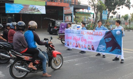 Siswa-siswi SMP Islam Al-Amjad menyelenggarakan  aksi Tebar Hijab dalam rangka memperingati Hari Hijab Sedunia di jalan Gagak Hitam (Ringroad) Kota Medan, Rabu (14/2).