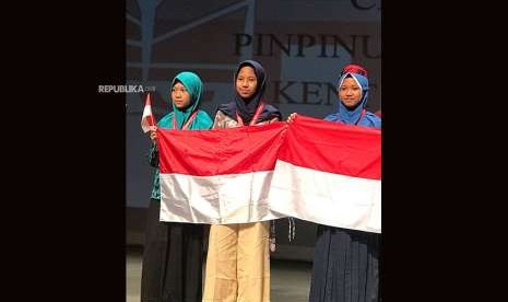 Siswa-siswi SMP Islam Terpadu (SMPIT) Nurul Fikri peraih penghargaan medali bronze dan merit secondary 1 pada ajang olimpiade matematika di Hong Kong International Mathematical Olympiad (HKIMO) 2018. 