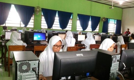 Siswa-siswi SMPN 1 Sleman menjalani simulasi terakhir UNBK, Senin (20/3). Rizma Riyandi