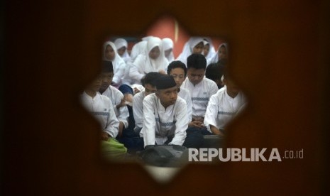  Siswa-Siswi SMPN 321 DKI Jakarta mengikuti Pesantren Ramadhan di Jakarta Islamic Center (JIC), Jakarta, Selasa (13/6). 