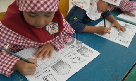 Siswa siswi TK Islam Nurusysyifaa Jakarta sedang belajar menulis huruf arab, Jum’at (16/10). 