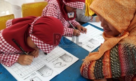 Siswa siswi TK Islam Nurusysyifaa Jakarta sedang belajar menulis huruf arab, Jum’at (16/10).